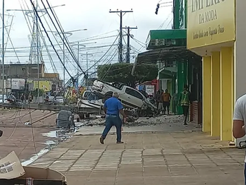 Carro bate em poste e afeta distribuição de energia em MT