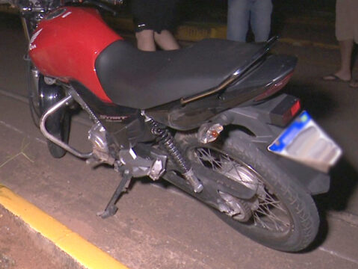 Motociclista se desequilibra e capacete racha durante queda na MT-242 em cidade de MT