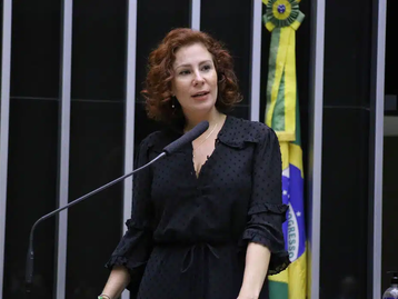 TSE multa deputada Zambelli por desinformação sobre processo eleitoral