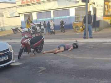 Aquele Cochilo | Mulher cai de moto e dorme no meio da rua em cidade de MT