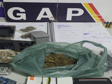 PM prende dois indivíduos suspeitos de realizarem o crime de tráfico de droga