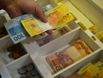 Brasileiros usam cada vez menos dinheiro em espécie, diz BC