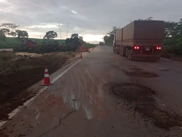 Carreta carregada com soja tomba na BR-364 em MT