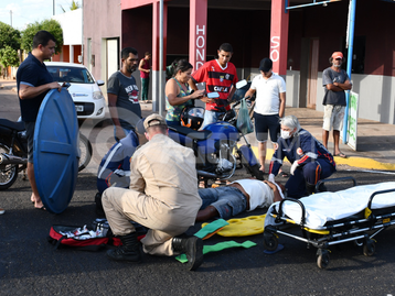 Motociclista tenta fazer conversão pelo canteiro, bate em outra moto e acaba ferido