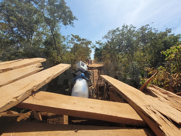 Caminhão fica pendurado após ponte de madeira ceder na MT-458