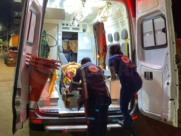 Motociclista fica ferido após acidente envolvendo três veículos