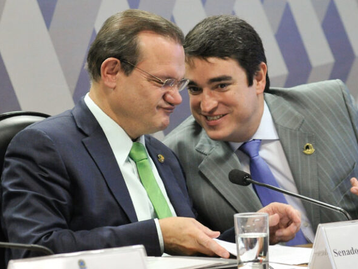 Senador minimiza denúncia de propina em caixa de vinho