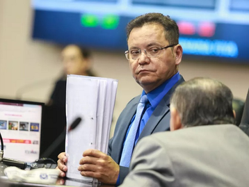 Botelho busca 'ok' jurídico para mais 2 anos no comando da ALMT