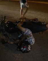 Integrante de facção criminosa é executado a tiros enquanto pilotava motocicleta em rua escura