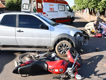 Casal fica ferido após batida entre moto e carro em cruzamento de Rondonópolis-MT