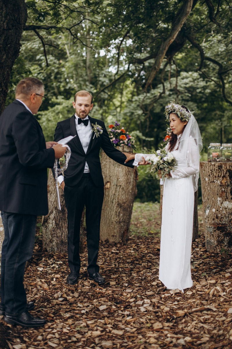 An officiant performing forest wedding ceremony on Danish island for weddings Lolland.