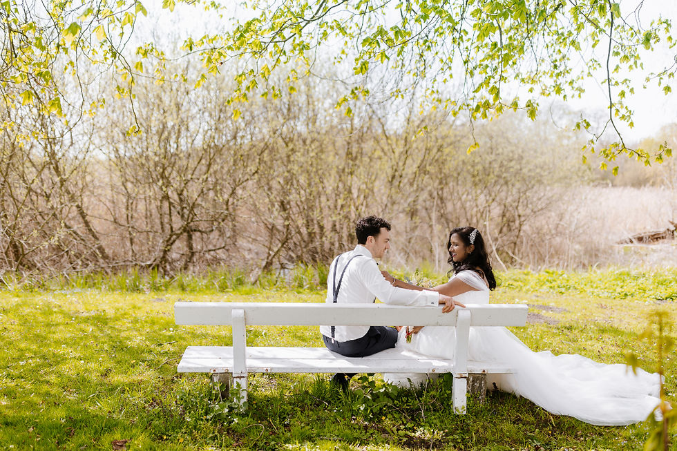 A quiet moment for the couple on a bench beneath the trees in Pederstrup Manor’s park