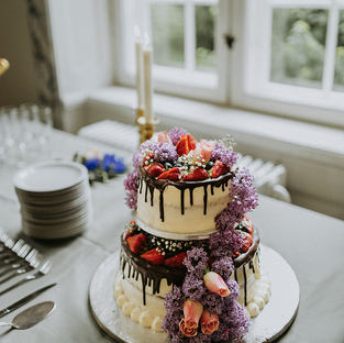 A photo of the wedding cake