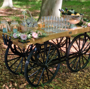 a rustic vagon for the forest wedding venue decoration