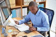 Comptable verifiant document financier