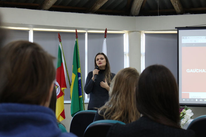 ZH na Faculdade: bate-papo sobre jornalismo reúne dezenas de alunos na UFSM-FW
