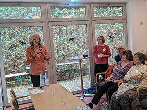 Sylvie Matthias vom CFB begrüßt die Teilnehmer.jpeg
