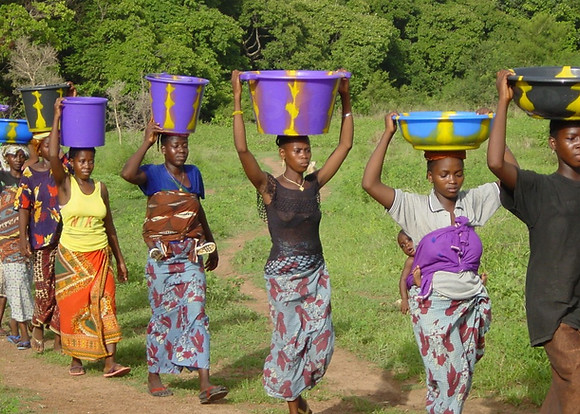 women-carrying-water-1024x680.jpg