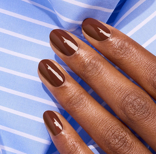 Manucurist teinte chestnut sur les ongles