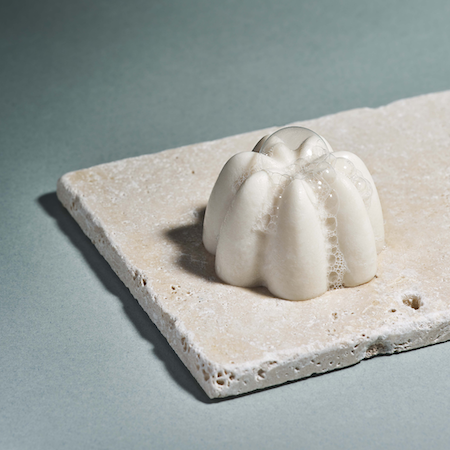 Miniature : UMAÏ Shampoing Doux Solide Naturel posé sur le porte savon