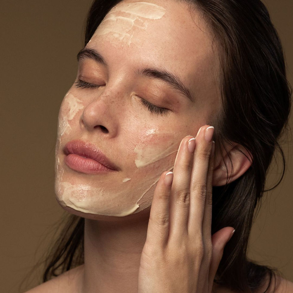 Miniature : ANTIPODES Aura - Femme qui applique le Masque Visage Naturel au Miel de Manuka