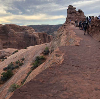 Trail nearing Delicate Arch with a steep drop off.