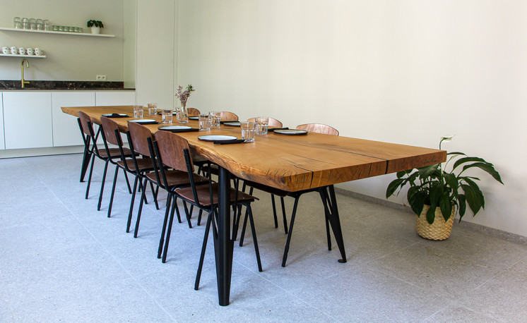 Treeline tafel boomstam oude eik staal poten eigen ontwerp design atelier ambacht Pain Per