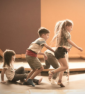 niños corriendo_ coordinación motora_ juego infantil_ movimiento _despertar del cuerpo Neuchâtel_talleres infantiles Neuchâtel_coordinación motora Neuchâtel
