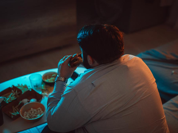 Esto le pasa a tu cuerpo cuando comes tarde en la noche