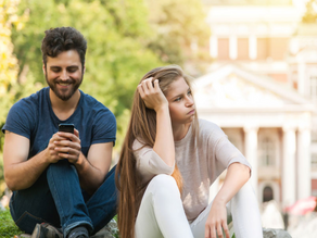 Mi pareja mira más al móvil que a mí: ¿Qué puedo hacer?