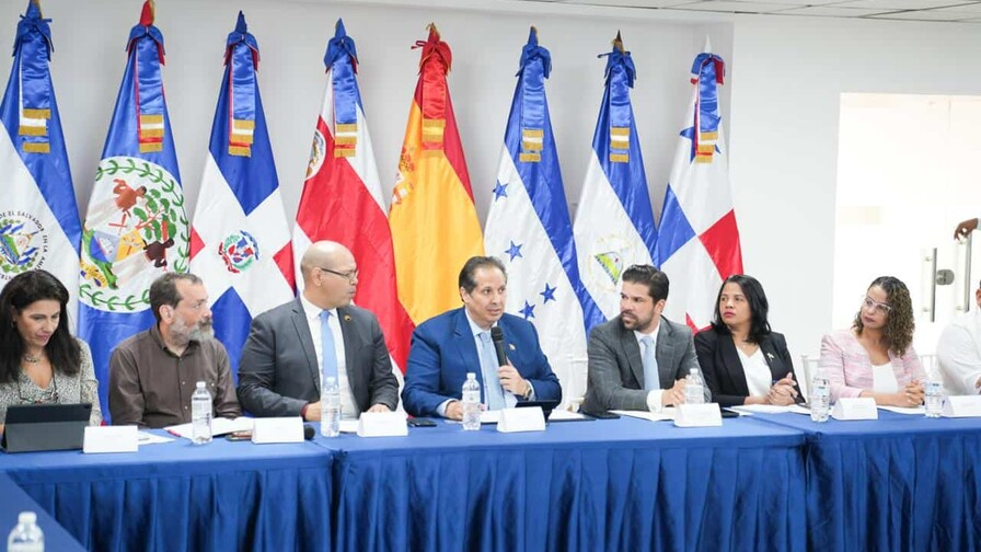 El presidente pro témpore del Comisca y ministro de Salud de la República Dominicana, Víctor Atallah, habla durante el evento de los países del SICA en Santo Domingo. (FUENTE EXTERNA)