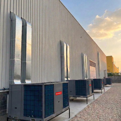 Montaje y puesta en marcha de sistemas de climatización industrial tipo Rooftop instalados por Airsens para sala técnica en dependencias de Kenti, Chile.