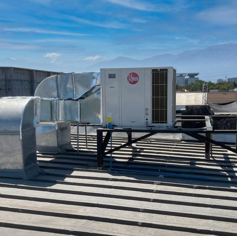 Sistemas de climatización y ventilación instalados por Airsens durante el montaje y puesta en marcha de equipos HVAC en el casino corporativo de Warner Bros, Chile.