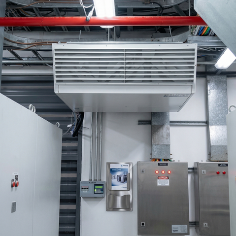 Técnicos especialistas de Airsens realizando montaje mecánico y eléctrico de equipo HVAC Etratech en planta industrial Agrosuper Lo Miranda, Chile