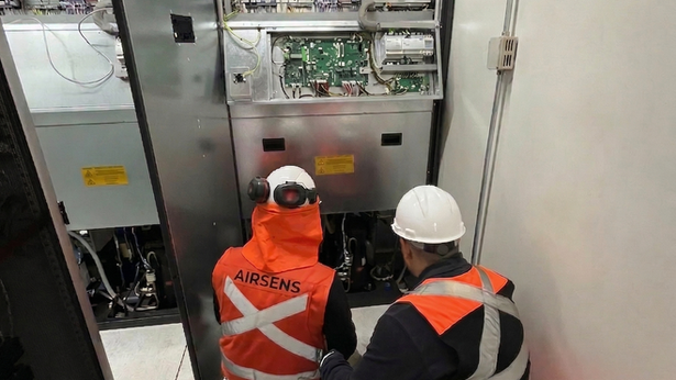 Técnicos especialistas de Airsens realizando montaje de aire acondicionado de precisión BlueBox en planta industrial Sopraval La Calera, Chile.