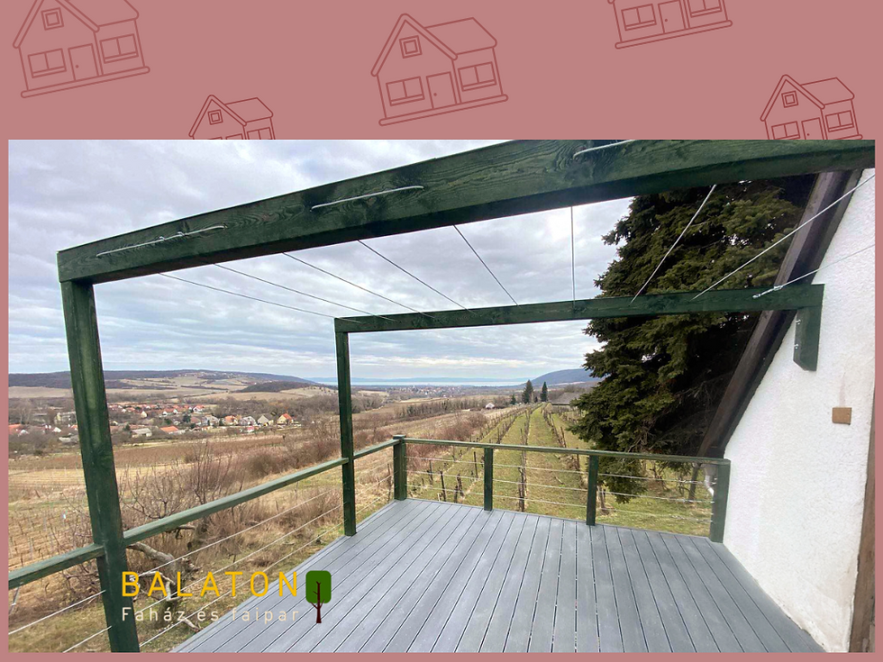 Egyedi szerkezetű terasz, festői balatoni panorámával