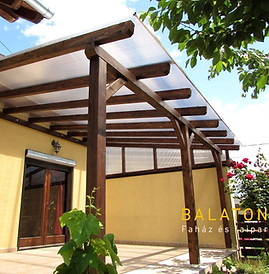 Átlátszó polikarbonáttal fedett előtető | Balaton Faház és famunka.jpg