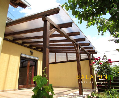 UV-szűrős polikarbonát lemezzel fedett miniterasz, Balatongyörök | Balaton Faház és Faipar