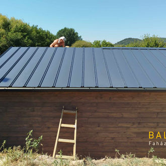 Garázsnak készült ez a kerti faház, sötét antracit színű fémlemez borítással, Badacsonytördemic, Balaton Faház és Faipar