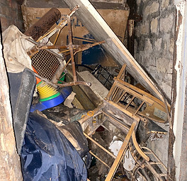 cave encombrées de déchets.