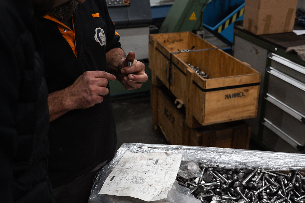 Opérateur SMG Industrie contrôlant une pièce visserie sur plan — cahier des charges frappe à froid forge à chaud