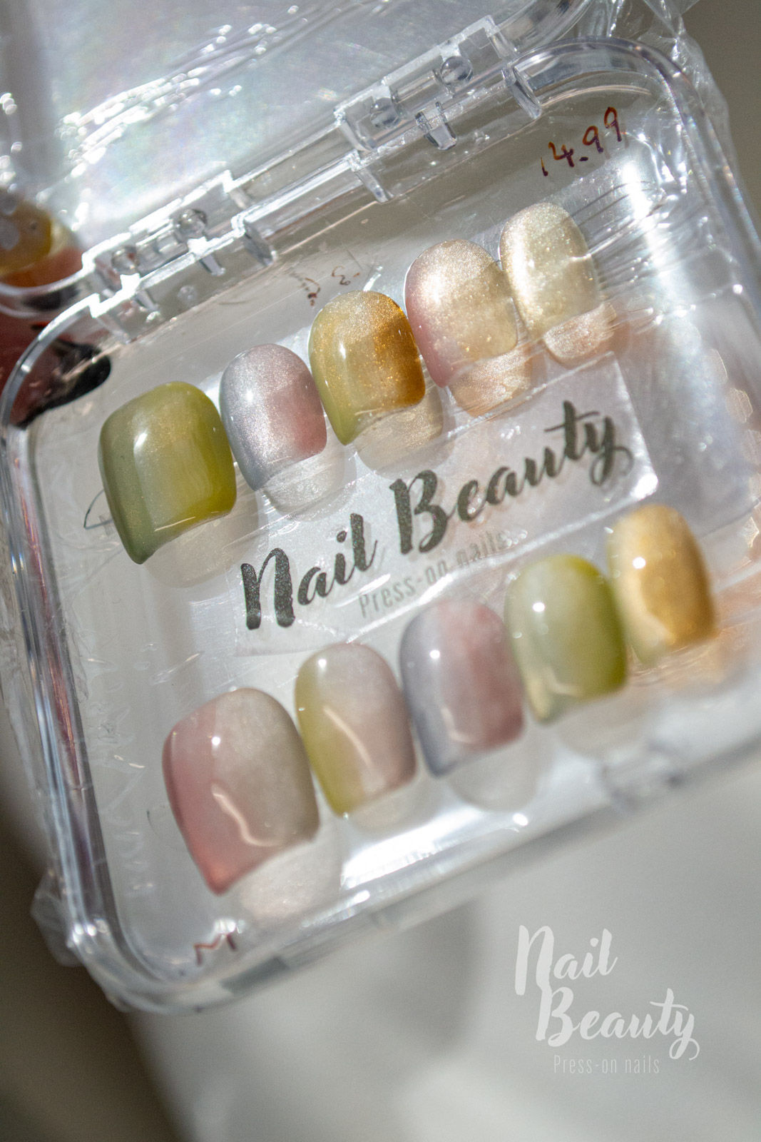 B Cat eye Light Press-on Nail M