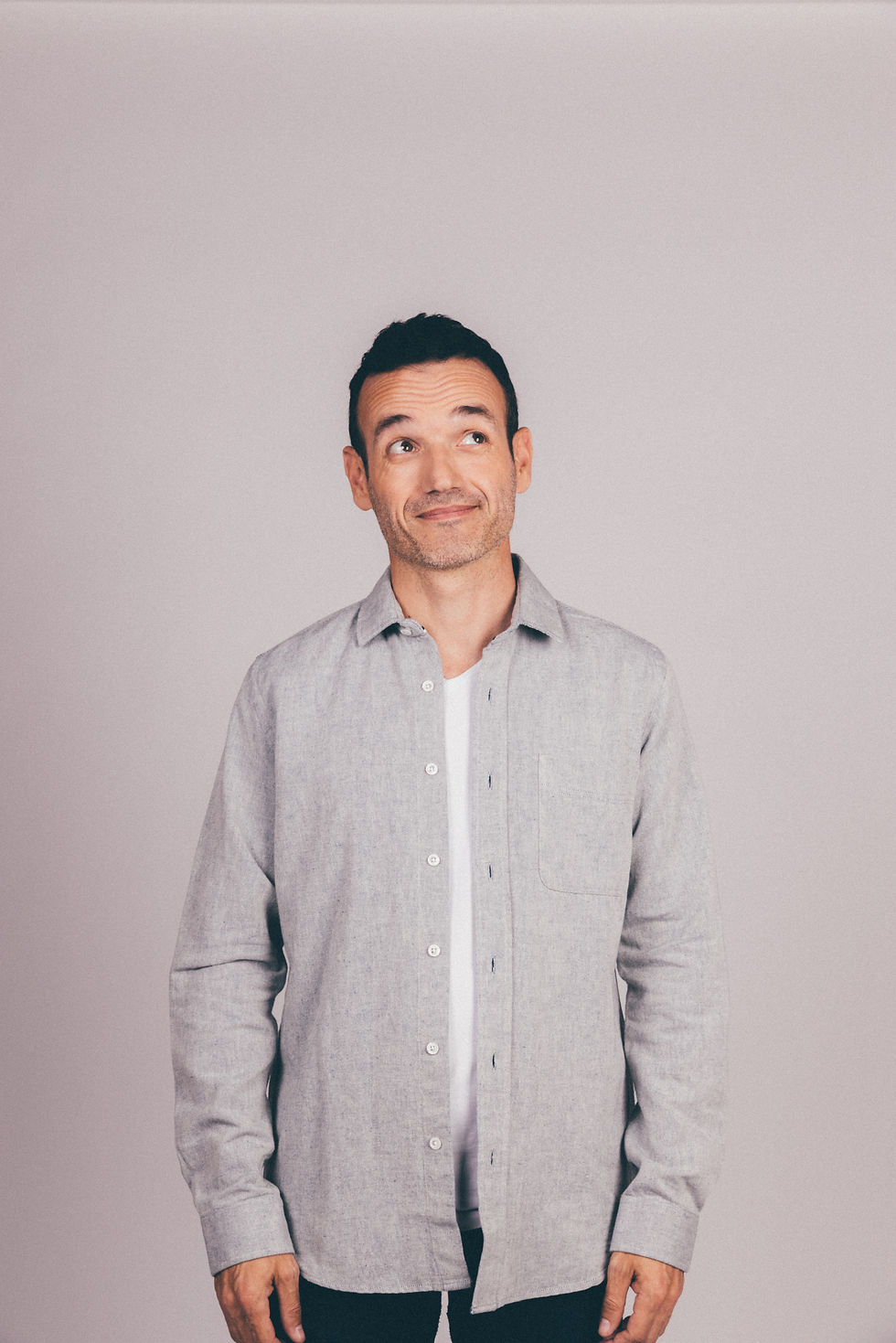 Fabien Olicard, mentaliste et créateur de spectacles, en pleine prestation.