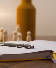 Aufgeschlagenes Notizbuch symbolisiert produktives Arbeiten