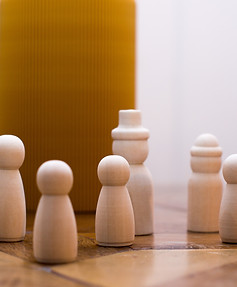 Systemische Figuren aufgestellt als Team mit Führungskraft
