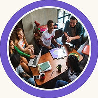 Grupo de adolescentes en taller de orientación vocacional en el colegio