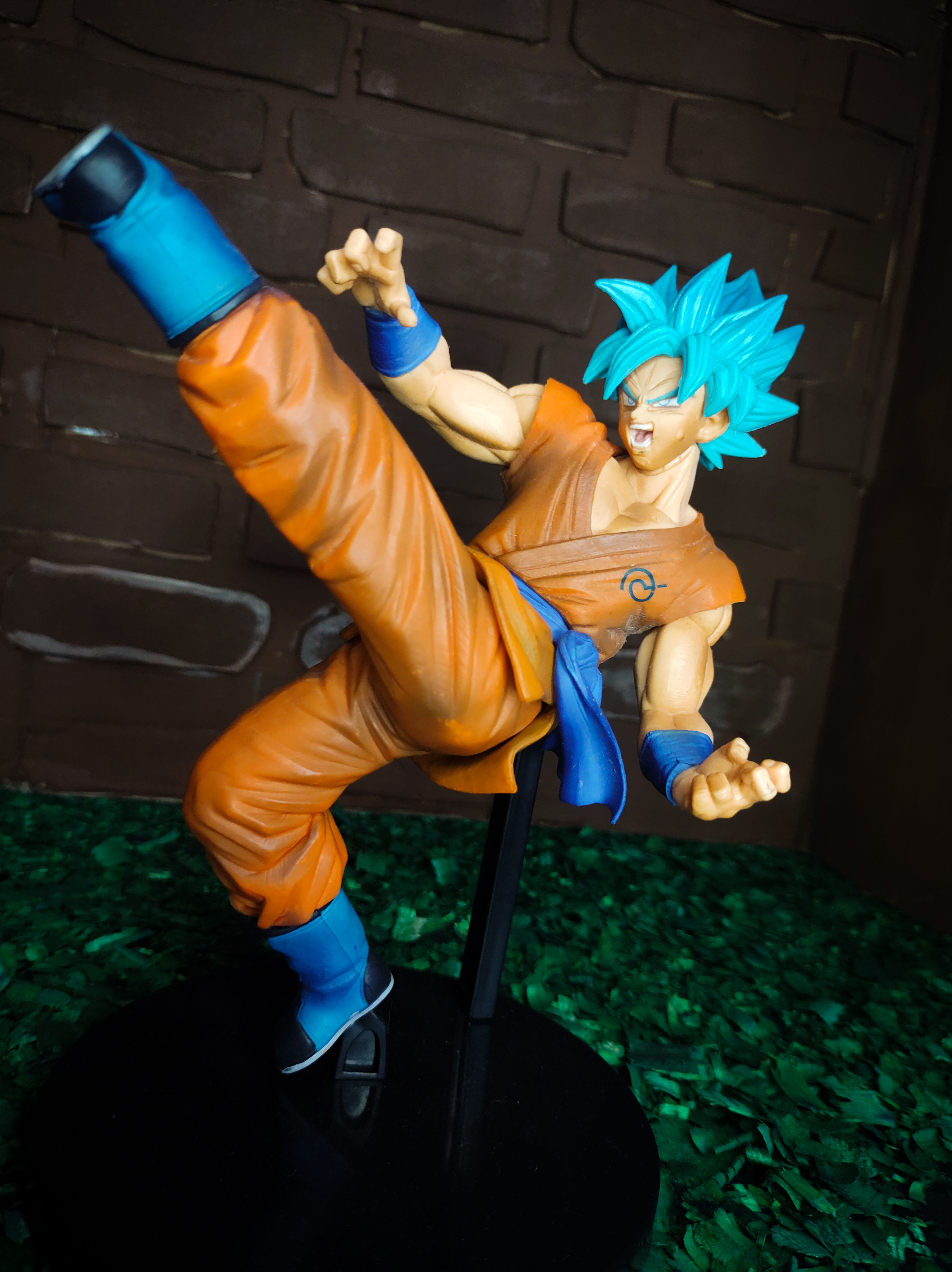 Action figure do Goku Super Saiyajin Blue