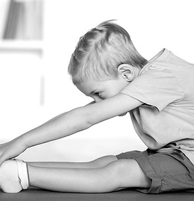 KINDERPHYSIO-JUNGE-BEIM-DEHNEN_edited.jpg