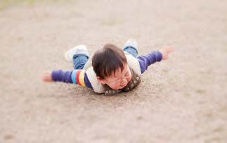 スマホパパ、子どもが転んで「ママ、どうしたらいい?」