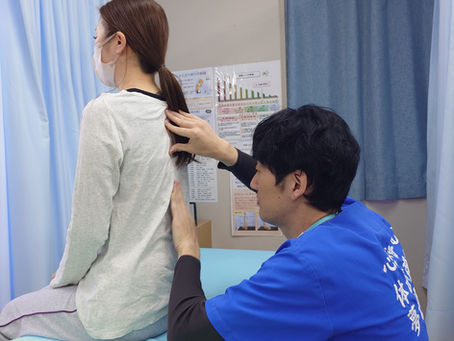 画像:背骨の歪みを診断している様子